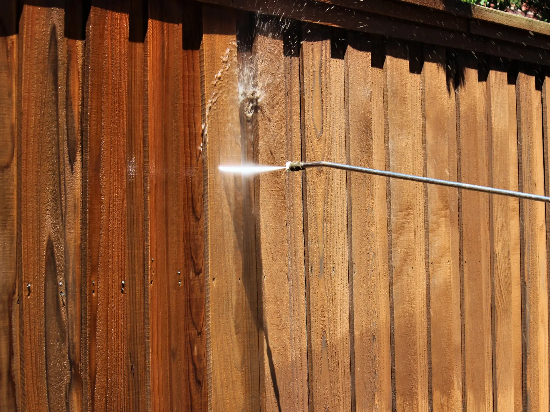 Rinsing the vertical boards of a timber fence